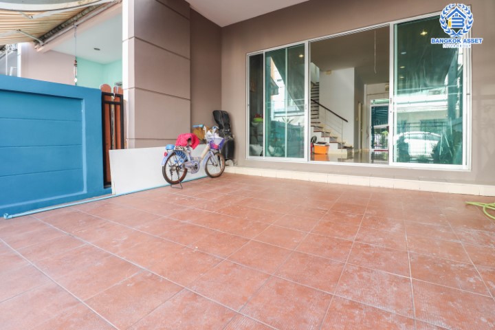 *****ทาวน์โฮมมือสองย่านกรุงเทพมหานคร ม.บ้านกลางเมือง เออบาเนียน ลาดพร้าว71 คุณภาพระดับ AP เนื้อที่ 19.4 ตร.ว. ฟังก์ชัน 3 ห้องนอน 3 ห้องน้ำ 2 ที่จอดรถ บ้านสภาพดี บนทำเลเดินทางสะดวกสุดๆ ใกล้รถไฟฟ้าสายสีน้ำเงิน "สถานีลาดพร้าว" และทางด่วน "รามอินทรา-อาจณรงค์" จองด่วน!